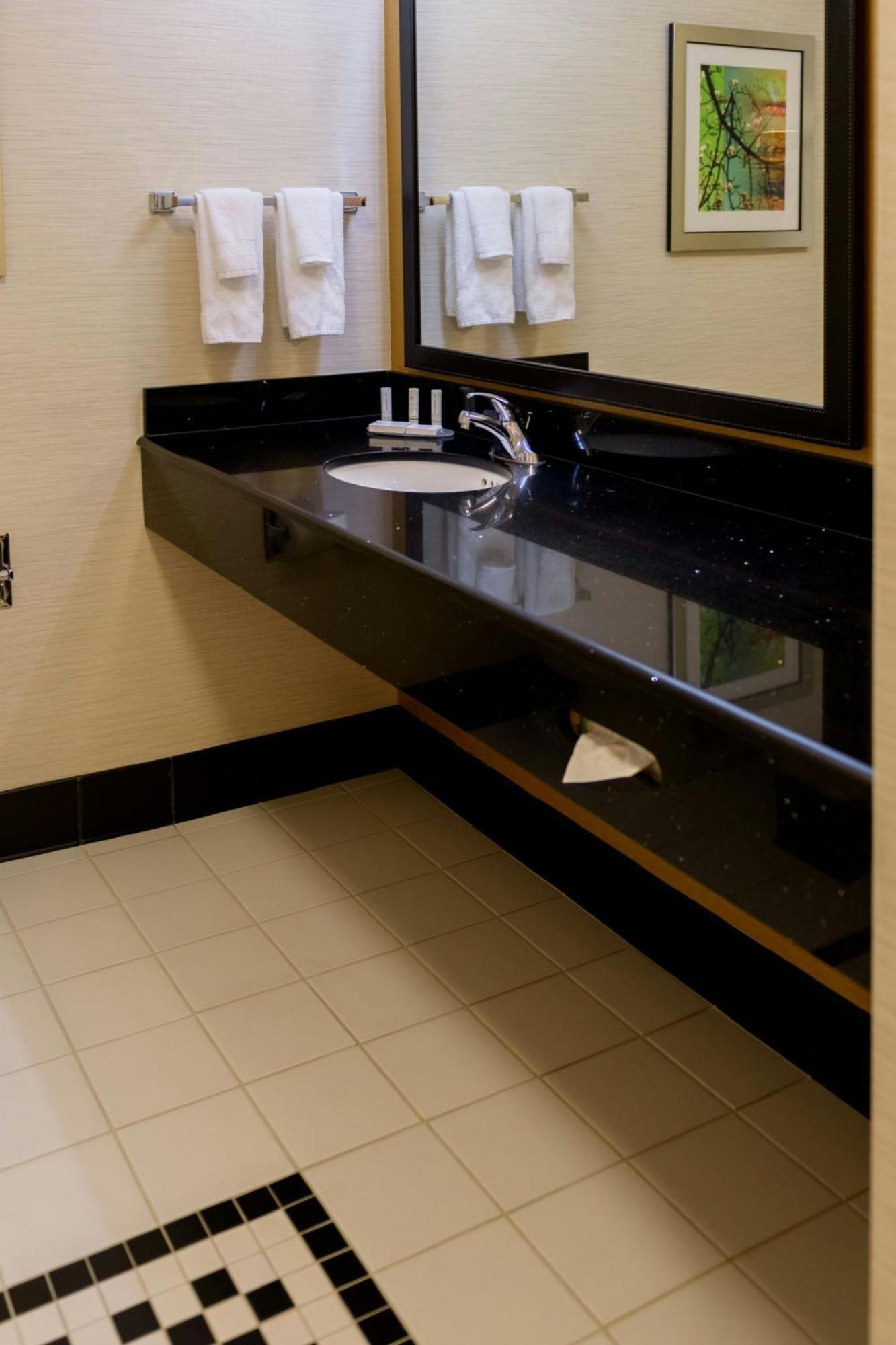 Fairfield Inn & Suites Кеннет-Сквер Экстерьер фото